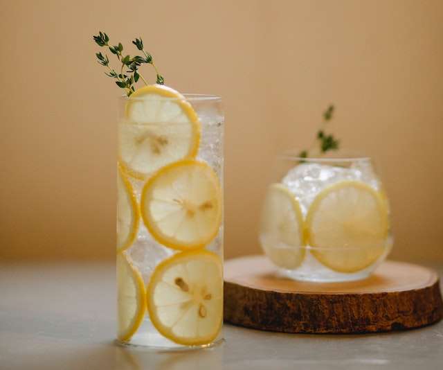 गुनगुना नींबू पानी ( lemon water)